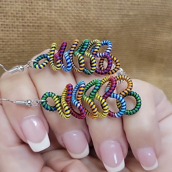 FIBER SCULPTED LOOP EARRINGS - Picture 3 of 6